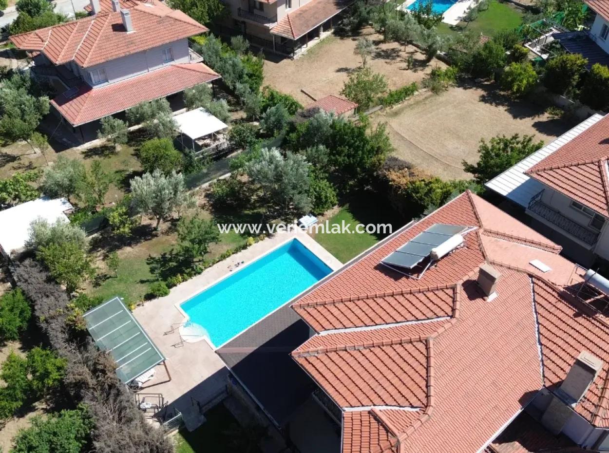 Seferihisar Ulamış'ta Satılık Havuzlu Villa | Turunçevler Sitesi'nde Tam Müstakil 5+1 Lüks Villa