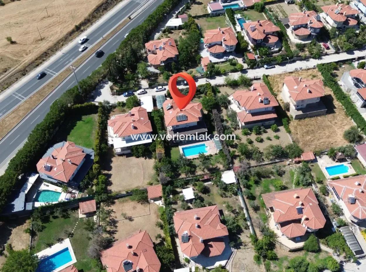 Seferihisar Ulamış'ta Satılık Havuzlu Villa | Turunçevler Sitesi'nde Tam Müstakil 5+1 Lüks Villa