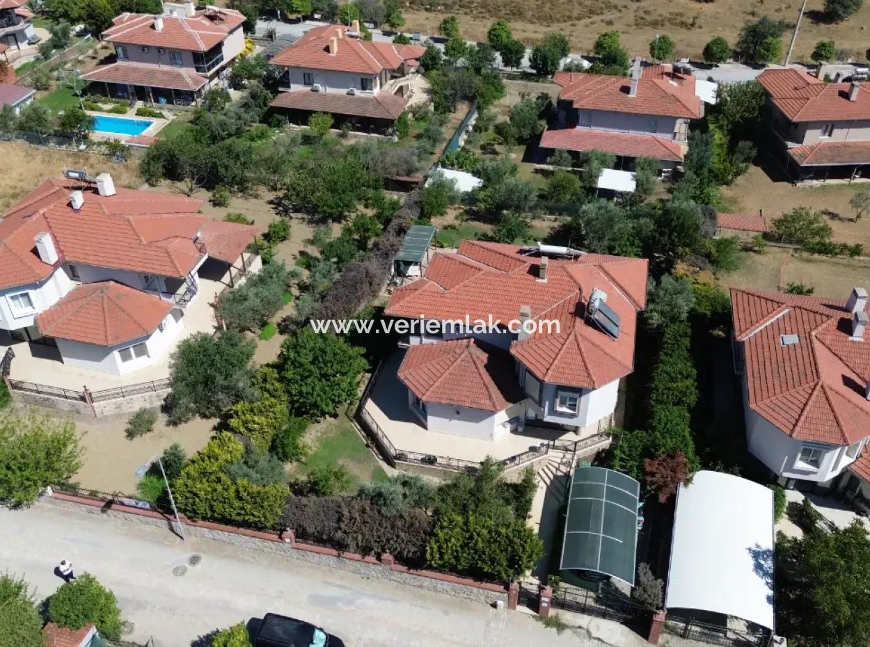 Seferihisar Ulamış'ta Satılık Havuzlu Villa | Turunçevler Sitesi'nde Tam Müstakil 5+1 Lüks Villa