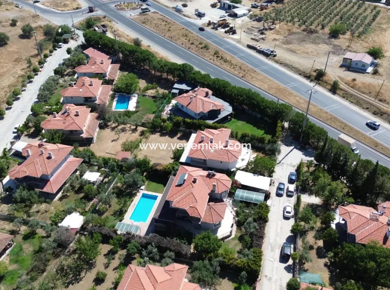 Seferihisar Ulamış'ta Satılık Havuzlu Villa | Turunçevler Sitesi'nde Tam Müstakil 5+1 Lüks Villa