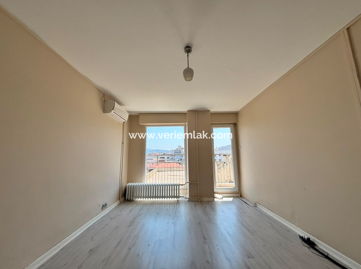 Alsancak  Cumhuriyet Meydanında  Deniz Manzaralı  7.Kat 410M2 Teraslı 3+1 Kiralık Daire !