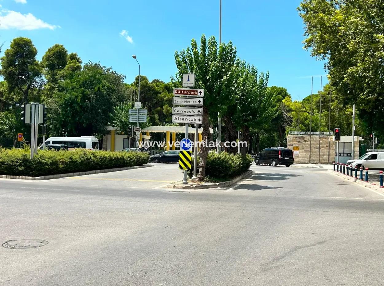 Fuar Cumhuriyet Kapısı Yakını Ana Cadde'de Bahçeli 100M2 Dükkan