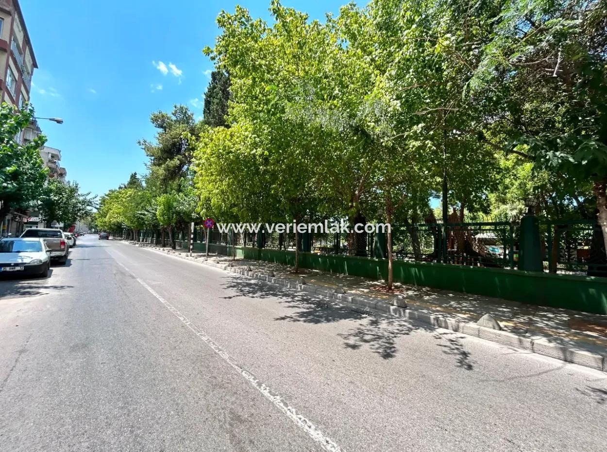 Fuar Cumhuriyet Kapısı Yakını Ana Cadde'de Bahçeli 100M2 Dükkan