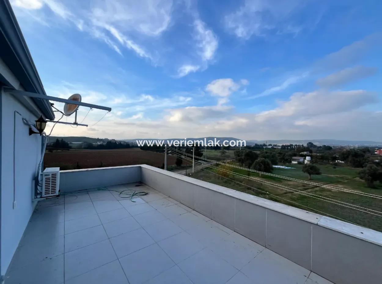 Seferihisar Düzce Mahallesi’nde, Merkezi Konumda, Geniş Bahçeli Ve Teraslı Satılık Villa