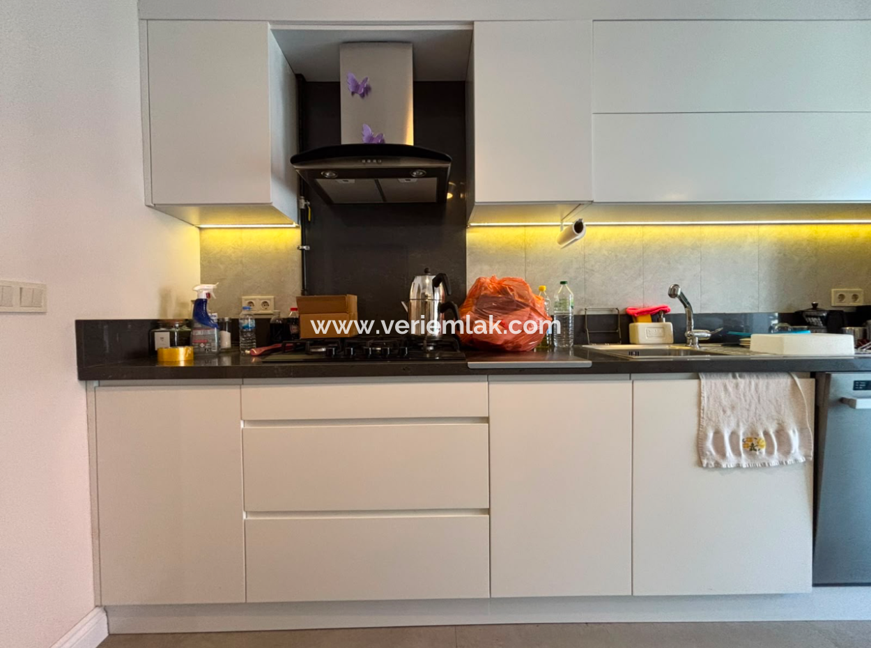 Karşıyaka  Demirköprüde 3+1 Lüks Eşyalı Otoparklı Kiralık Daire!
