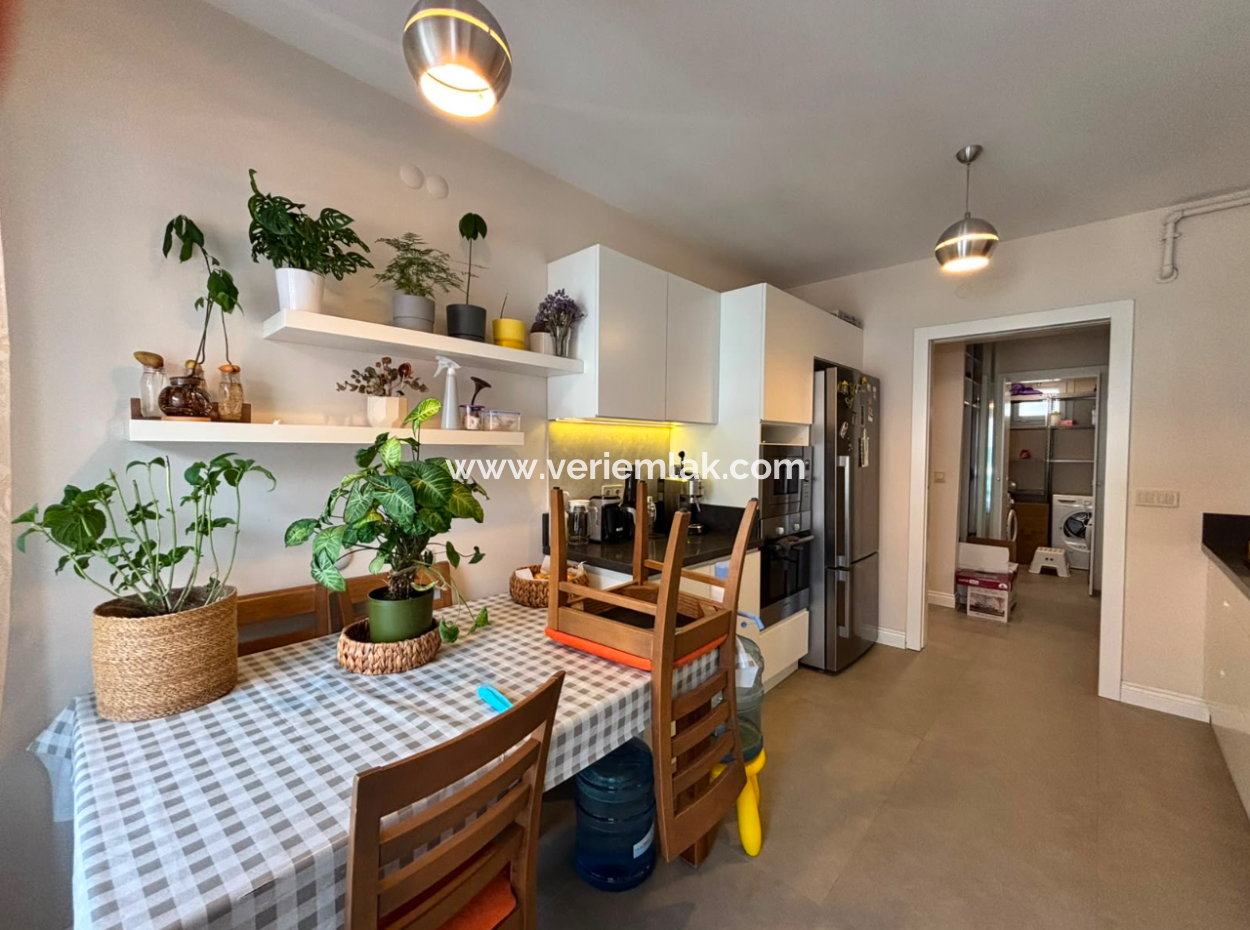 Karşıyaka  Demirköprüde 3+1 Lüks Eşyalı Otoparklı Kiralık Daire!
