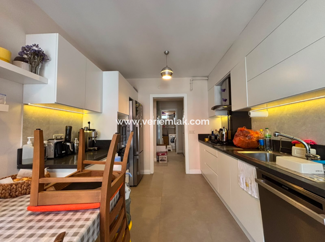 Karşıyaka  Demirköprüde 3+1 Lüks Eşyalı Otoparklı Kiralık Daire!
