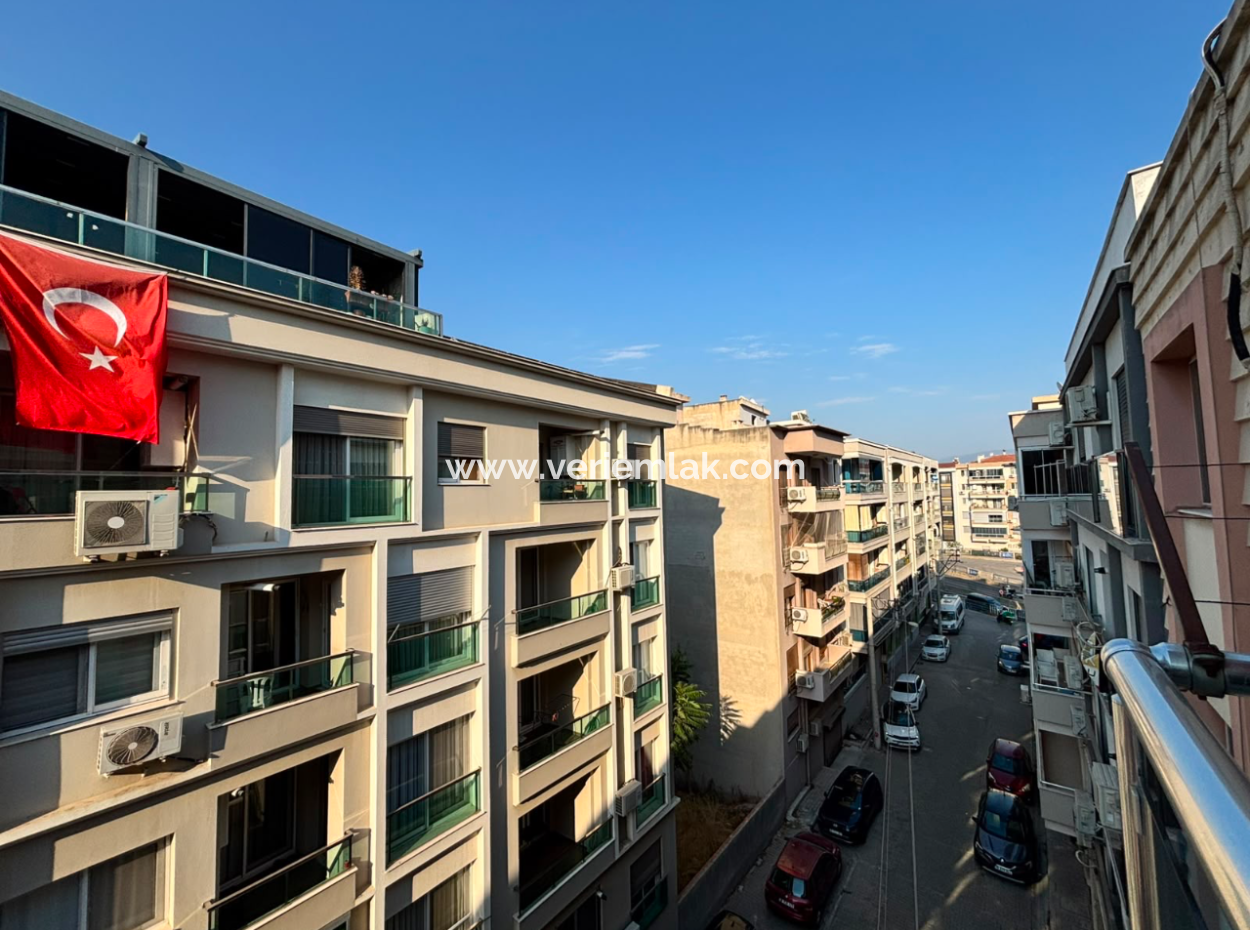 Karşıyaka  Demirköprüde 3+1 Lüks Eşyalı Otoparklı Kiralık Daire!