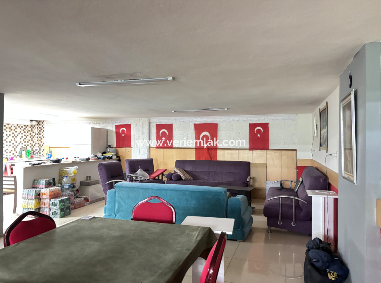 Seferihisar Çarşı Merkezinde Geniş Cepheli Batarlı Kiralık 300M2 Dükkan