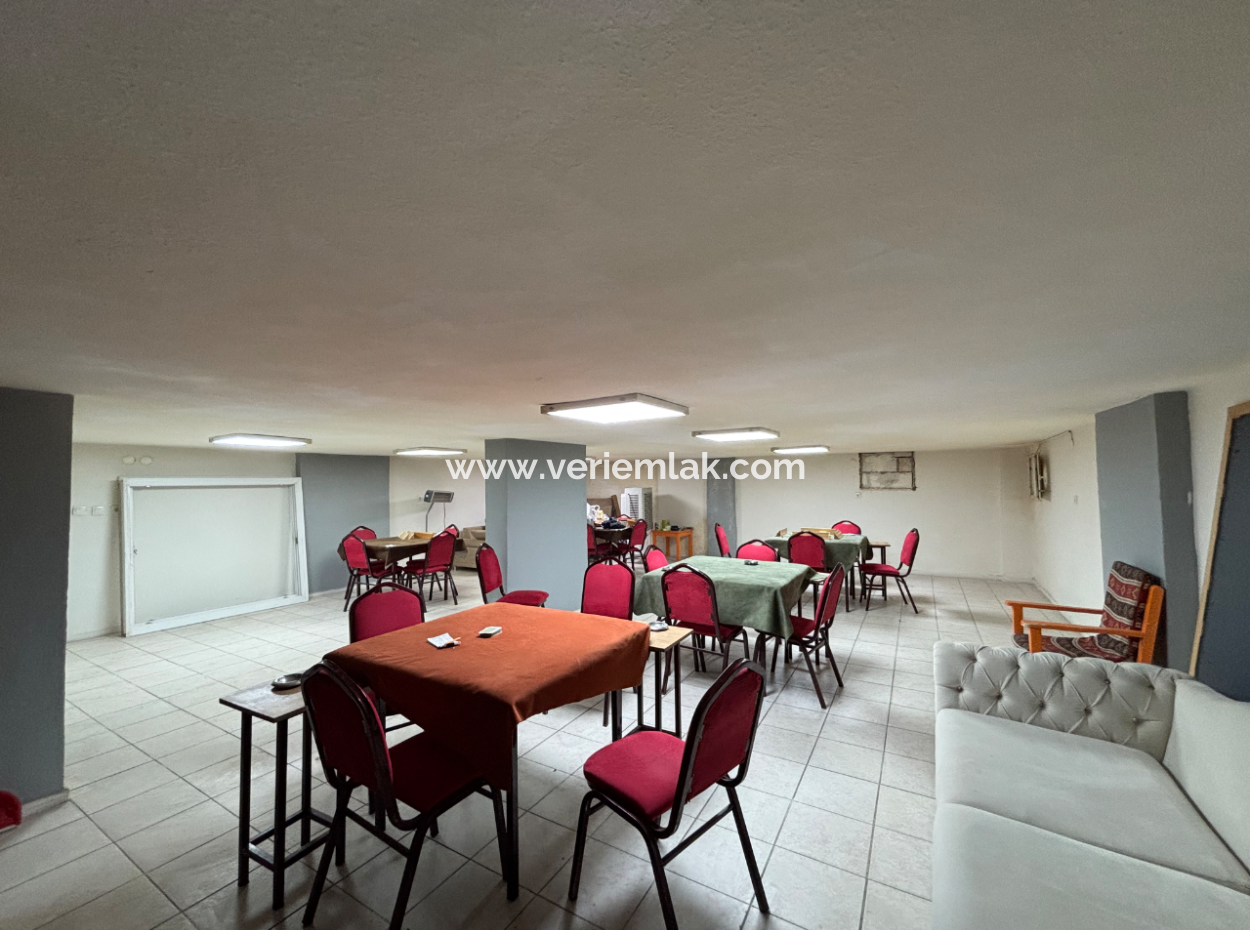 Seferihisar Çarşı Merkezinde Geniş Cepheli Batarlı Kiralık 300M2 Dükkan