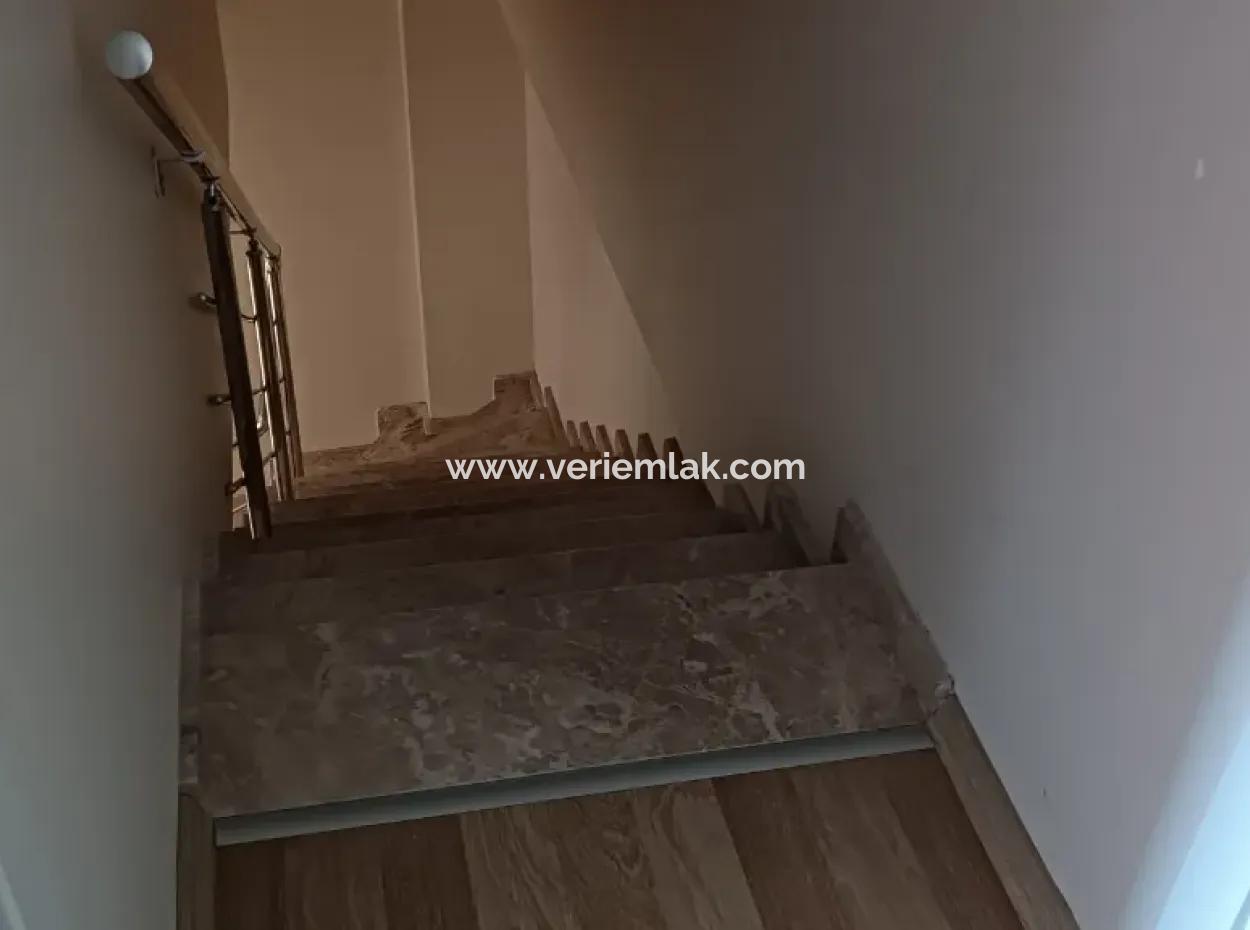 Seferihisar Hıdırlık’ta Şehir Merkezinde 3+1 Geniş Ve Ferah Dubleks Daire