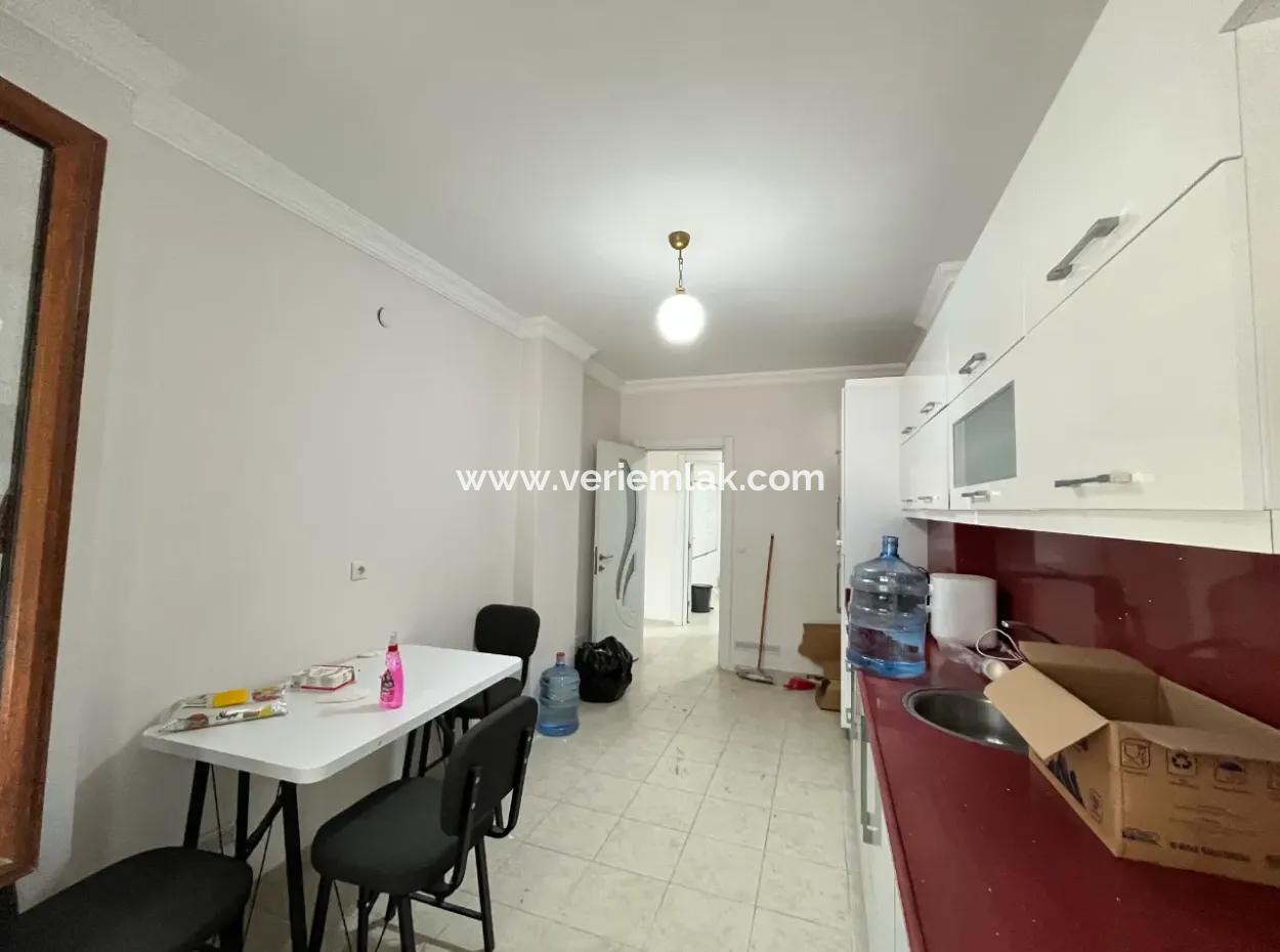 Seferihisar Şehir Merkezinde Satılık 3+1 Daire | 130 M² | Ayrı Mutfak | Zemin Kat | Önü Açık