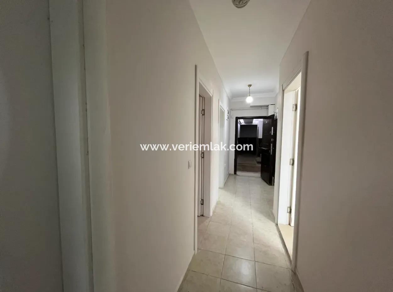 Seferihisar Şehir Merkezinde Satılık 3+1 Daire | 130 M² | Ayrı Mutfak | Zemin Kat | Önü Açık