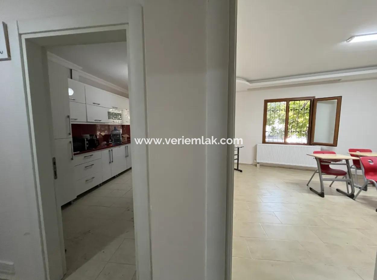 Seferihisar Şehir Merkezinde Satılık 3+1 Daire | 130 M² | Ayrı Mutfak | Zemin Kat | Önü Açık