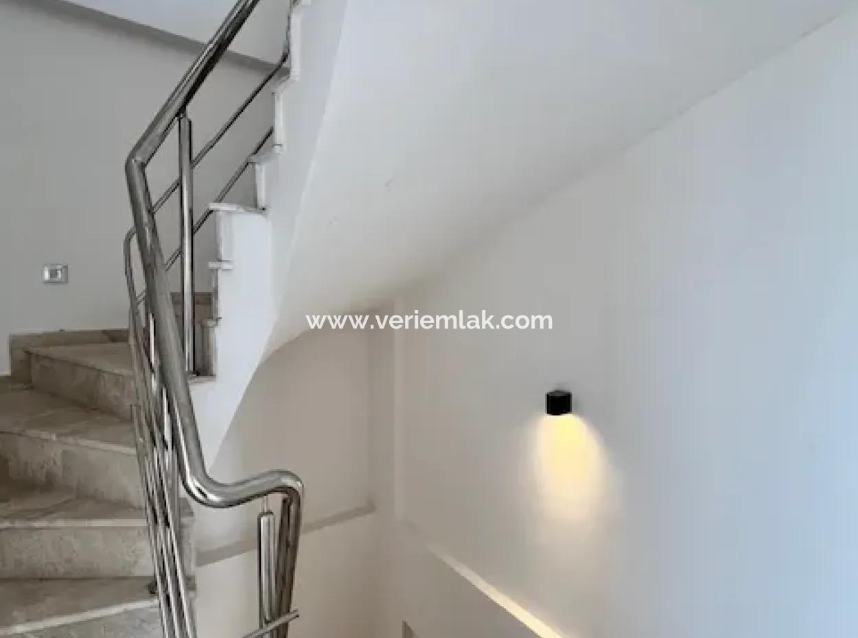 Seferihisar Akarca'da Köşe Parsel'de Deniz Manzaralı Sıfır Villa