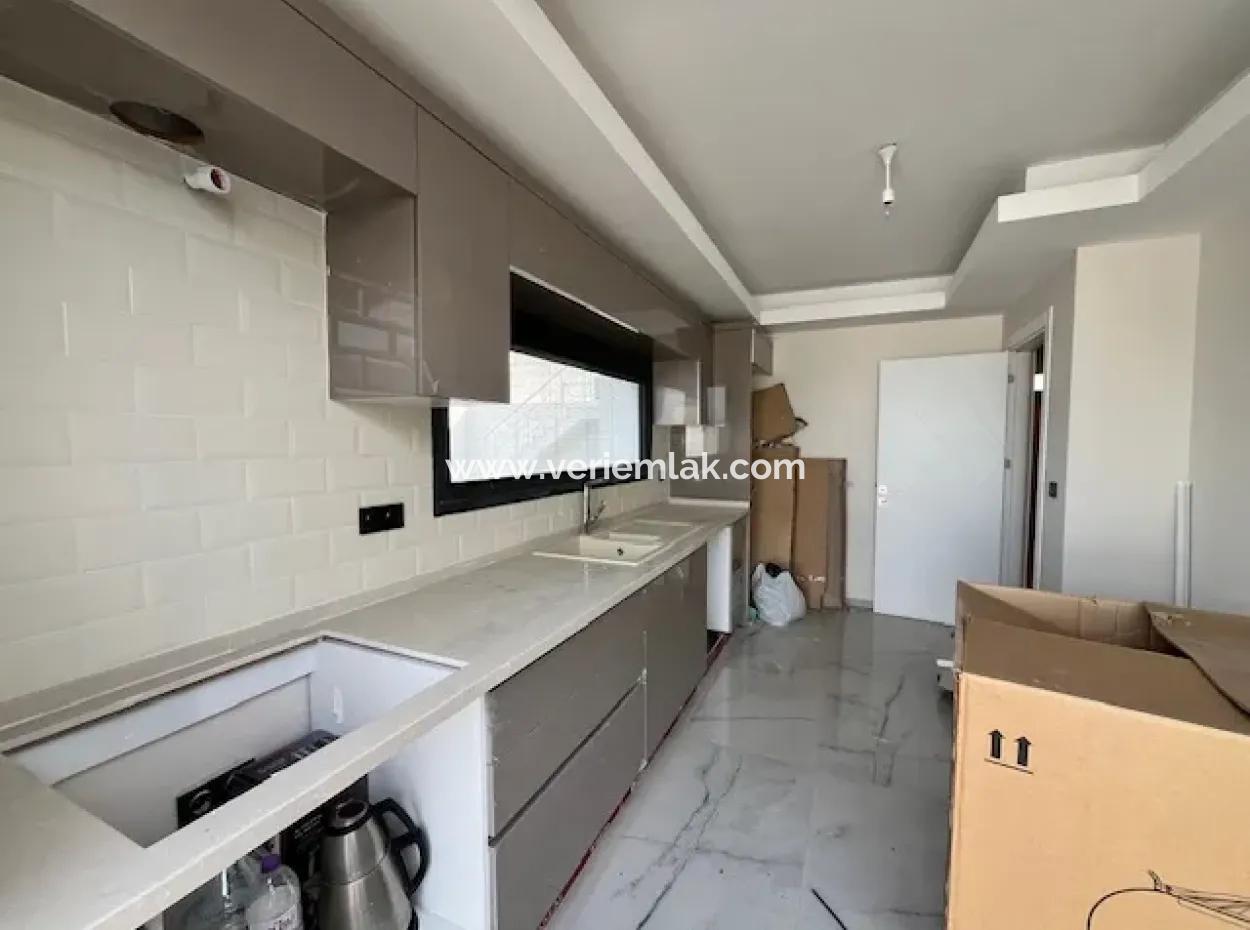 Seferihisar Akarca'da 6+1, Havuzlu Sıfır Villa