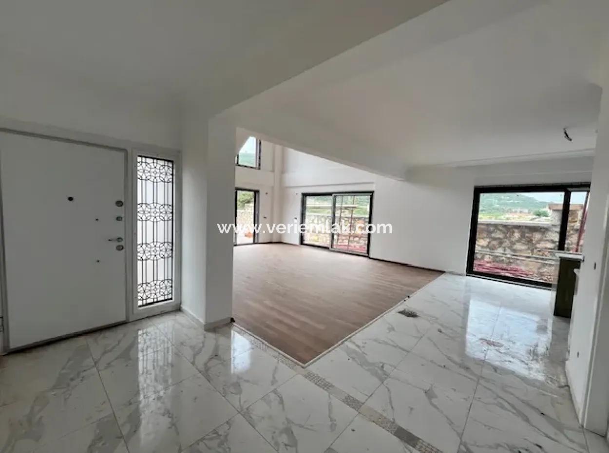 Seferihisar Kavakdere'de Malikane Satılık Villa