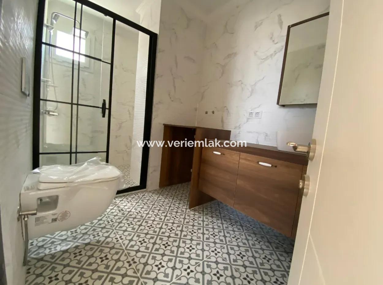 Doğanbeyde Site İçerisinde Deniz Ve Doğa Manzaralı Satılık Triplex Villa