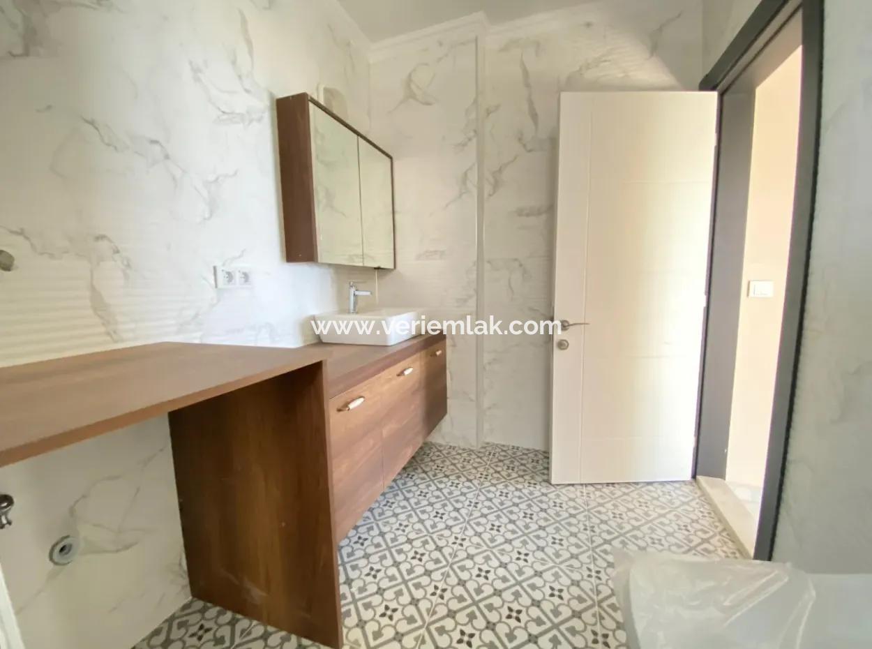 Doğanbeyde Site İçerisinde Deniz Ve Doğa Manzaralı Satılık Triplex Villa