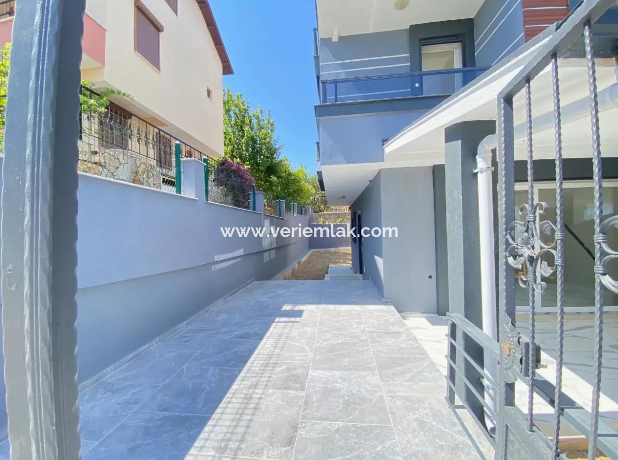Doğanbeyde Site İçerisinde Deniz Ve Doğa Manzaralı Satılık Triplex Villa