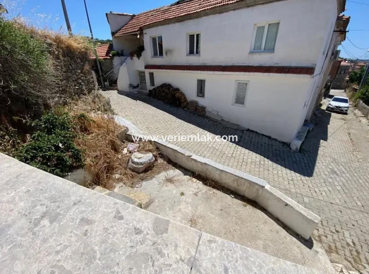 Seferihisar Ulamış Mahallesi'nde Köy Meydanına Yakın Satılık Müstakil Ev