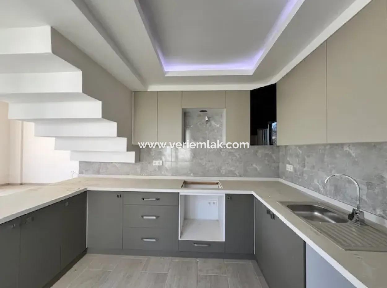 Sığacık Girlen'de 3+1, Ebeveyn Banyolu Satılık Sıfır Villa