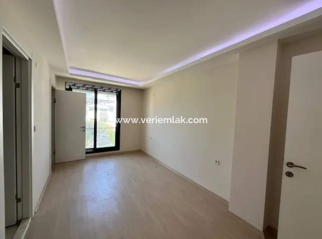 Sığacık Girlen'de 3+1, Ebeveyn Banyolu Satılık Sıfır Villa