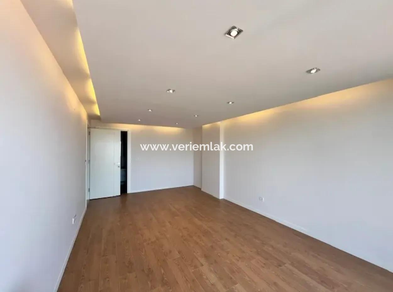 Seferihisar Merkez'de 4+1, Ebeveyn Banyolu, Teraslı, Akıllı Ev