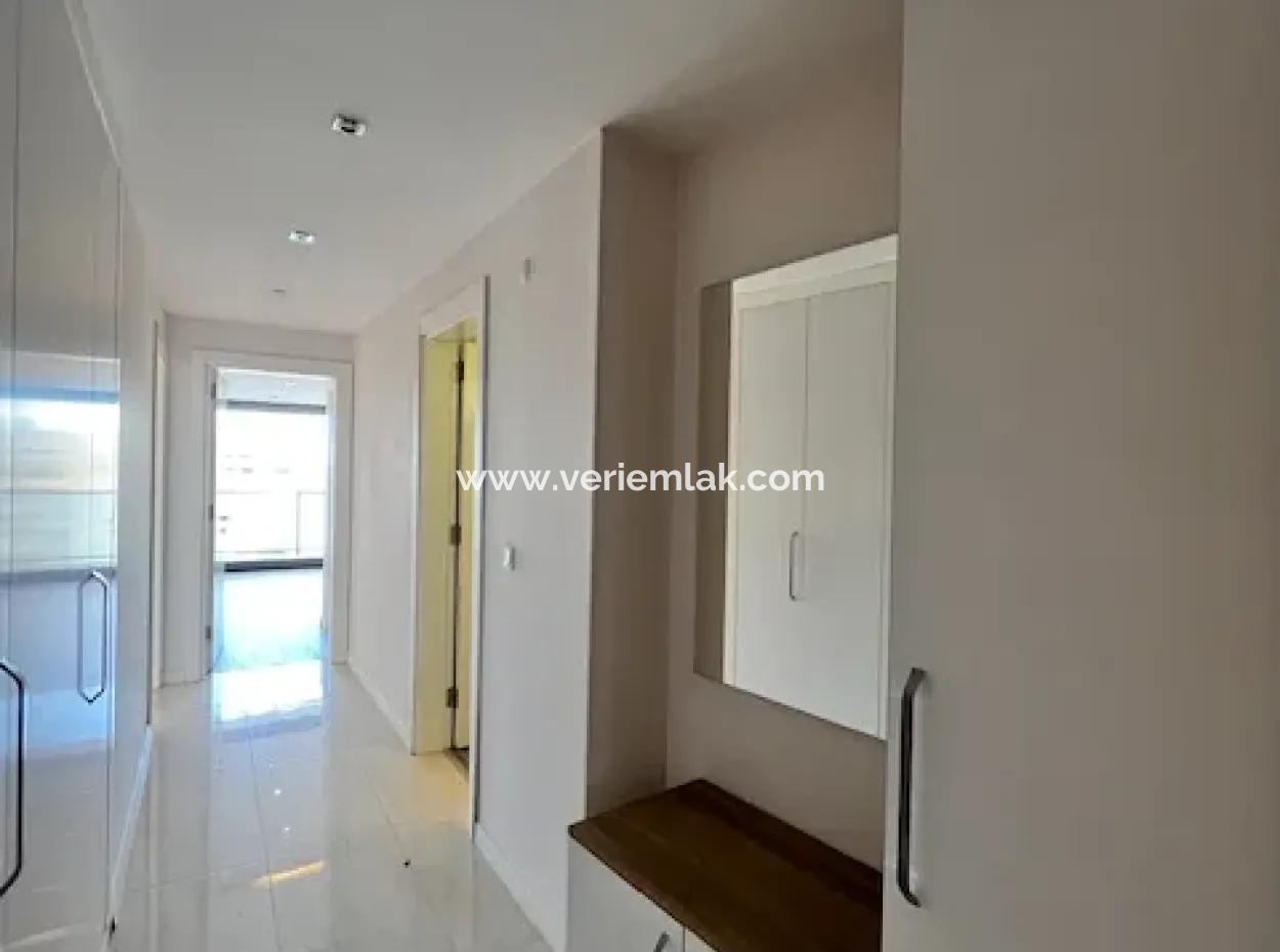 Seferihisar Merkez'de 4+1, Ebeveyn Banyolu, Teraslı, Akıllı Ev