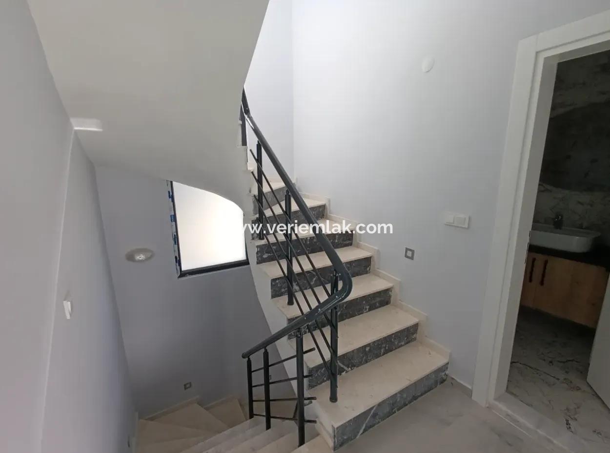 Seferihisar Elmastaş'ta 3+1, 160M2 Denize 450M2, Köşe Parsel Villa