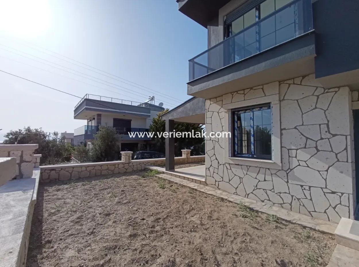 Seferihisar Elmastaş'ta 3+1, 160M2 Denize 450M2, Köşe Parsel Villa