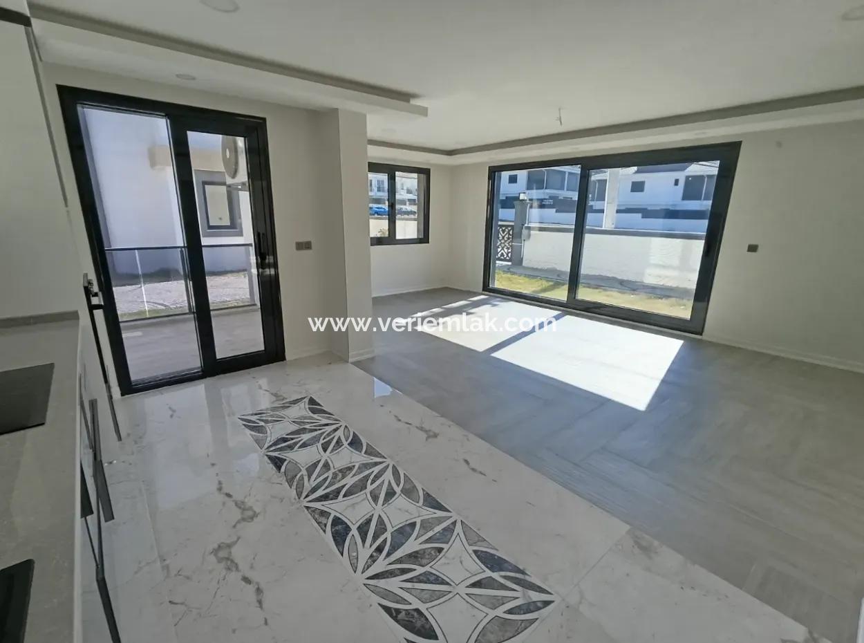 Seferihisar Gözsüzler'de 4+1, 180M2 Site İçerisinde Sıfır Villa