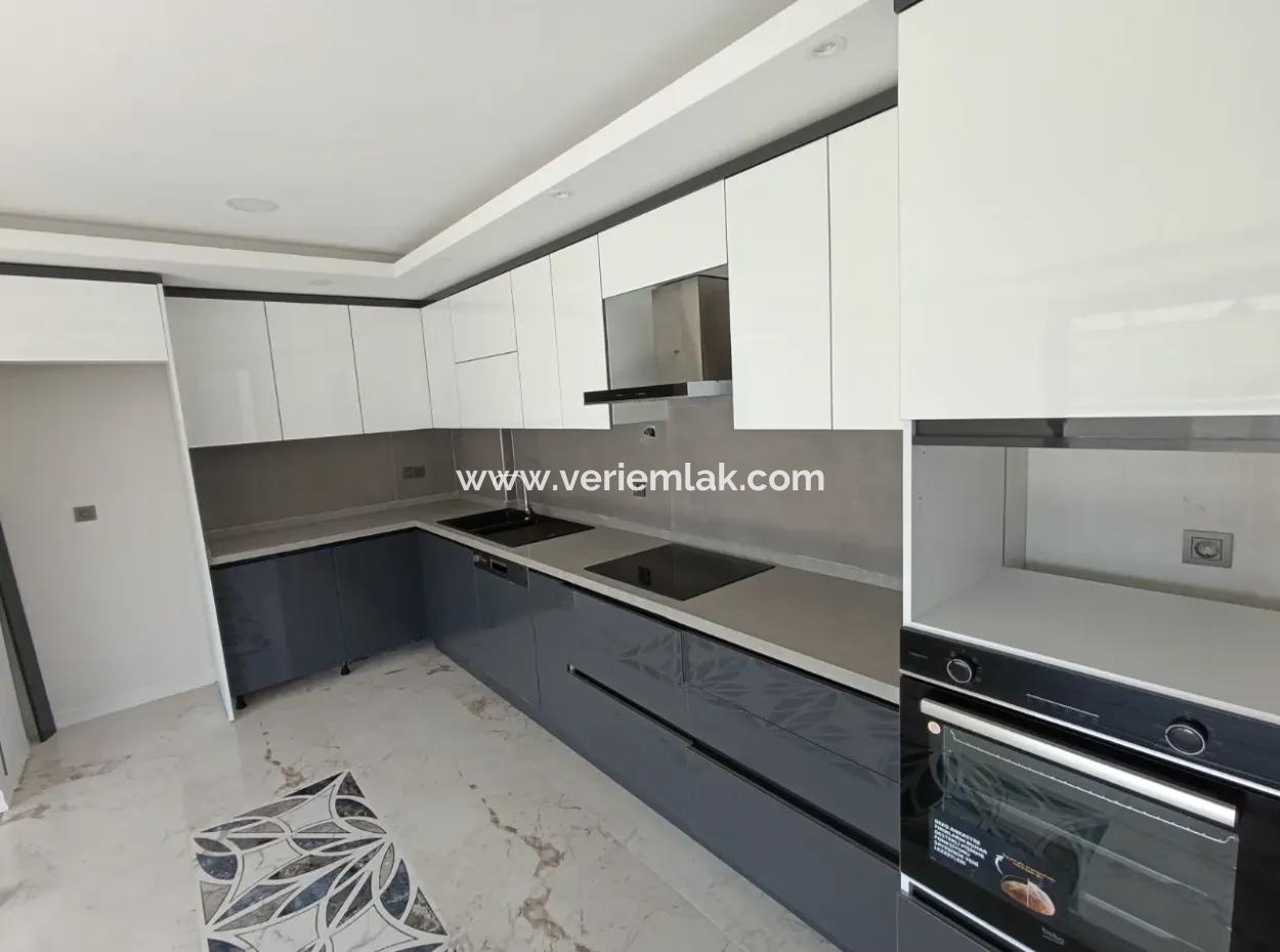 Seferihisar Gözsüzler'de 4+1, 180M2 Site İçerisinde Sıfır Villa