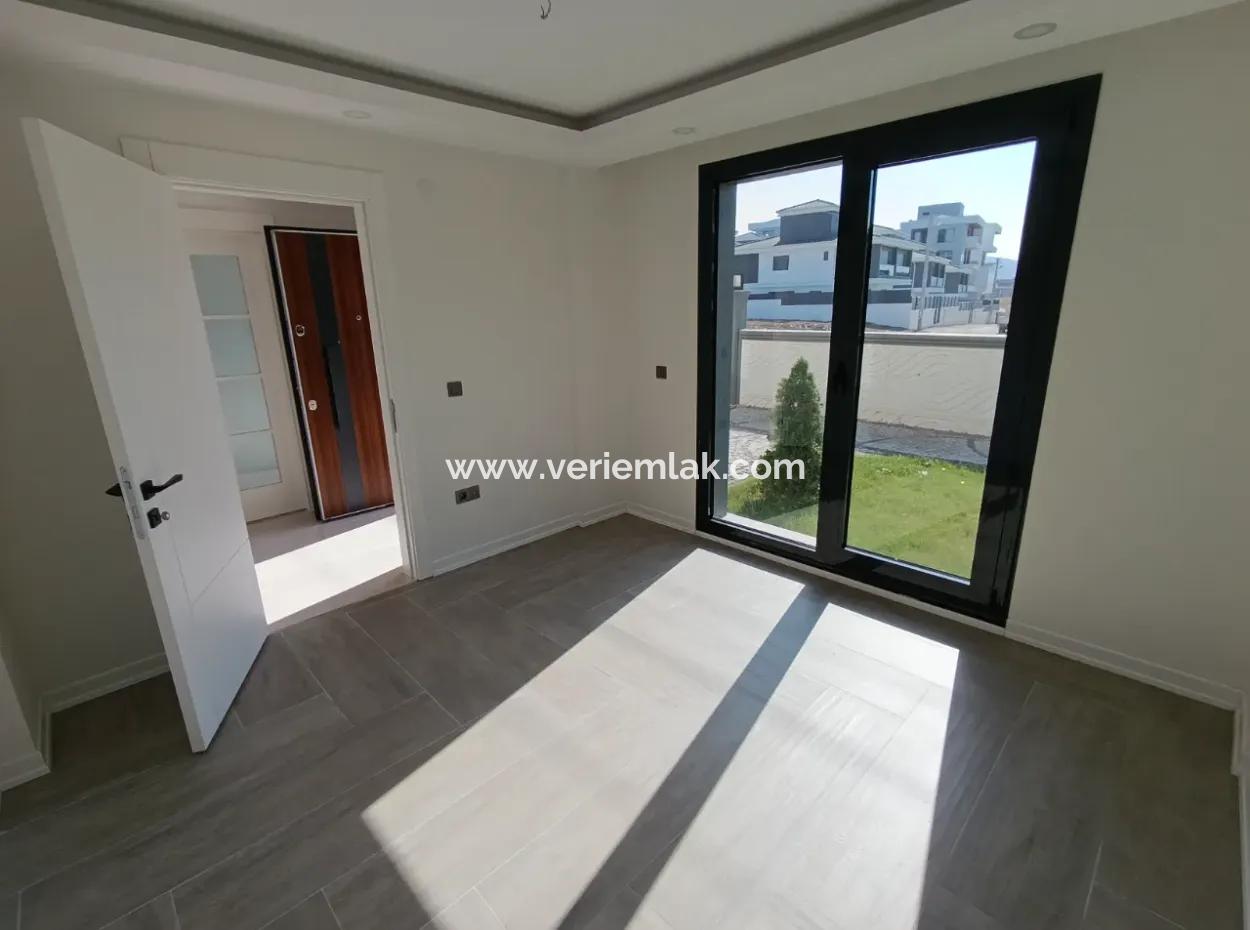 Seferihisar Gözsüzler'de 4+1, 180M2 Site İçerisinde Sıfır Villa