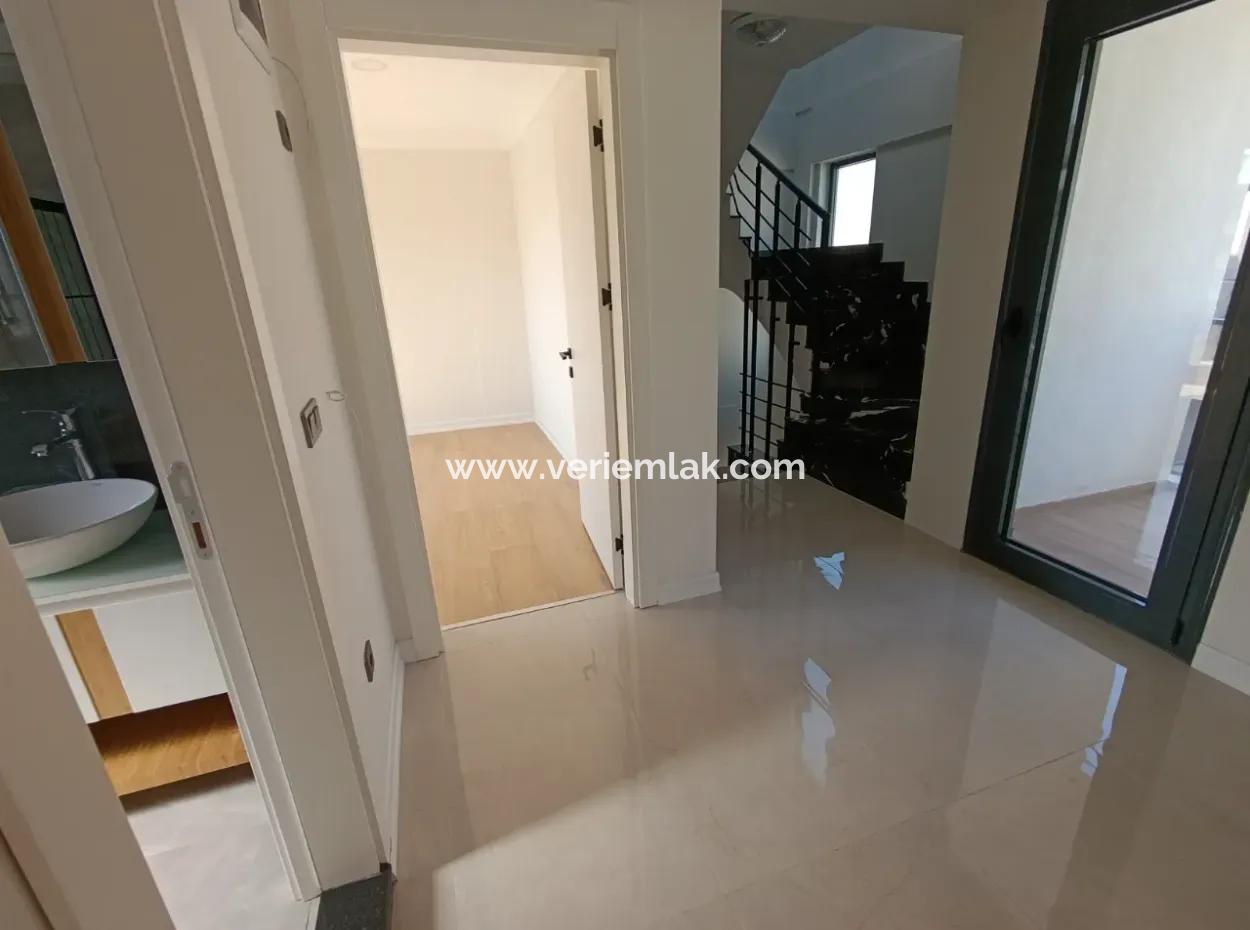 Seferihisar Gözsüzler'de 4+1, 180M2 Site İçerisinde Sıfır Villa