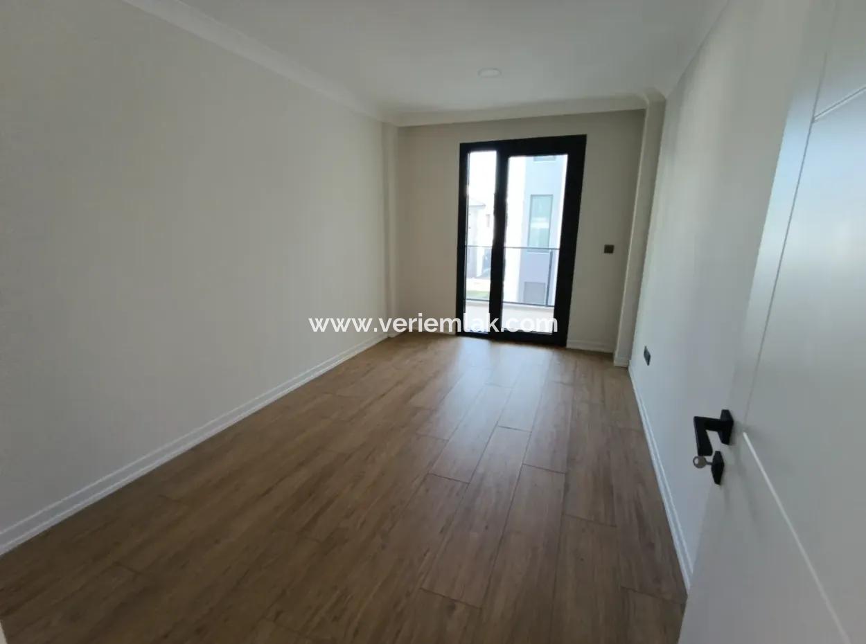 Seferihisar Gözsüzler'de 4+1, 180M2 Site İçerisinde Sıfır Villa