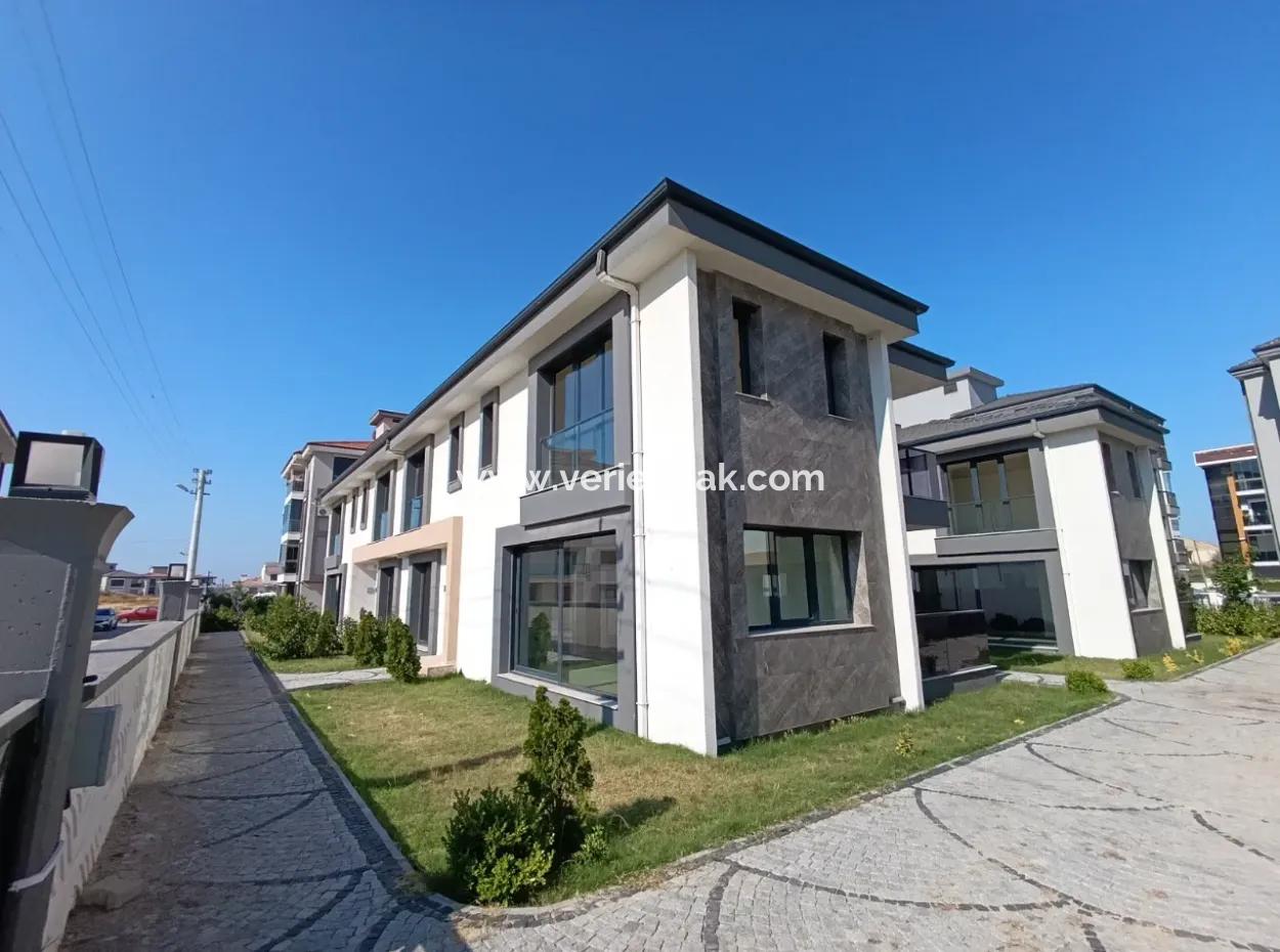 Seferihisar Gözsüzler'de 4+1, 180M2 Site İçerisinde Sıfır Villa