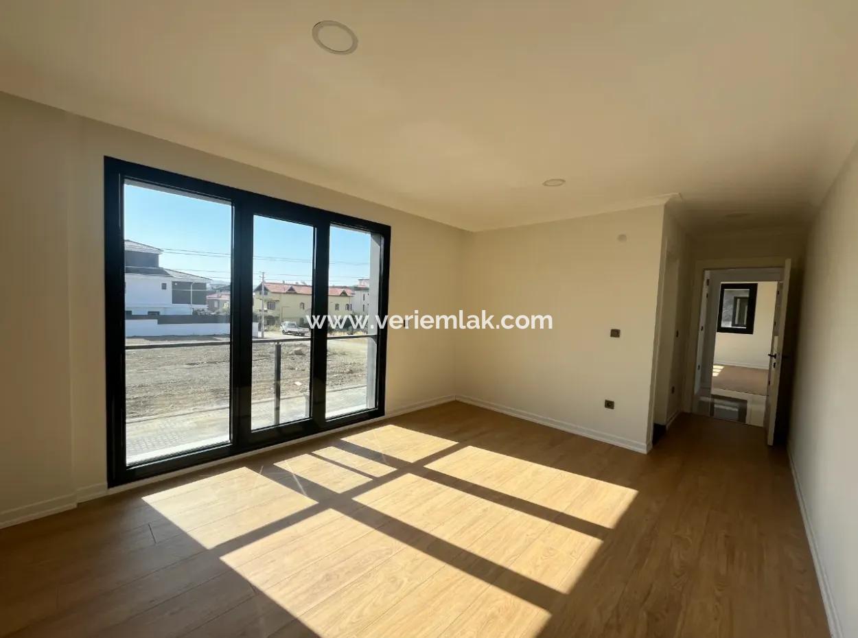 Seferihisar Gözsüzler'de 4+1,200M2 Müstakil Sıfır Villa