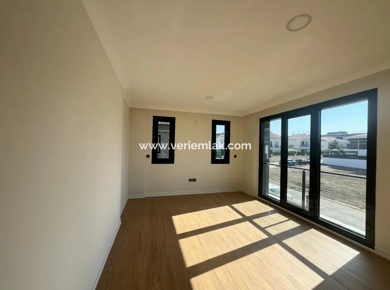 Seferihisar Gözsüzler'de 4+1,200M2 Müstakil Sıfır Villa