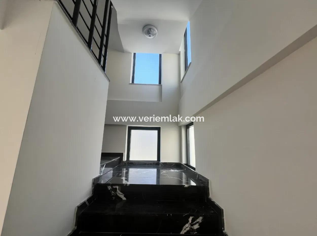 Seferihisar Gözsüzler'de 4+1,200M2 Müstakil Sıfır Villa