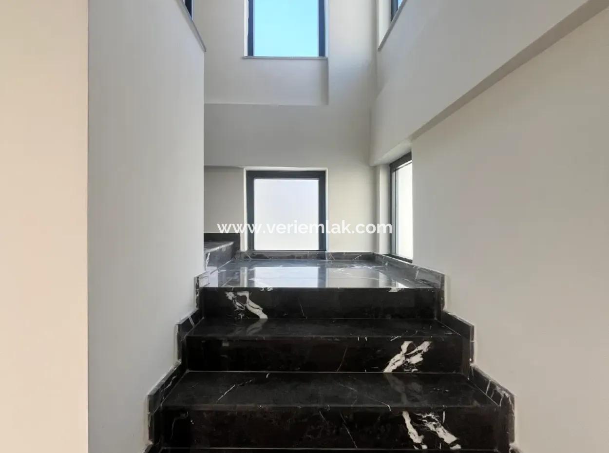 Seferihisar Gözsüzler'de 4+1,200M2 Müstakil Sıfır Villa