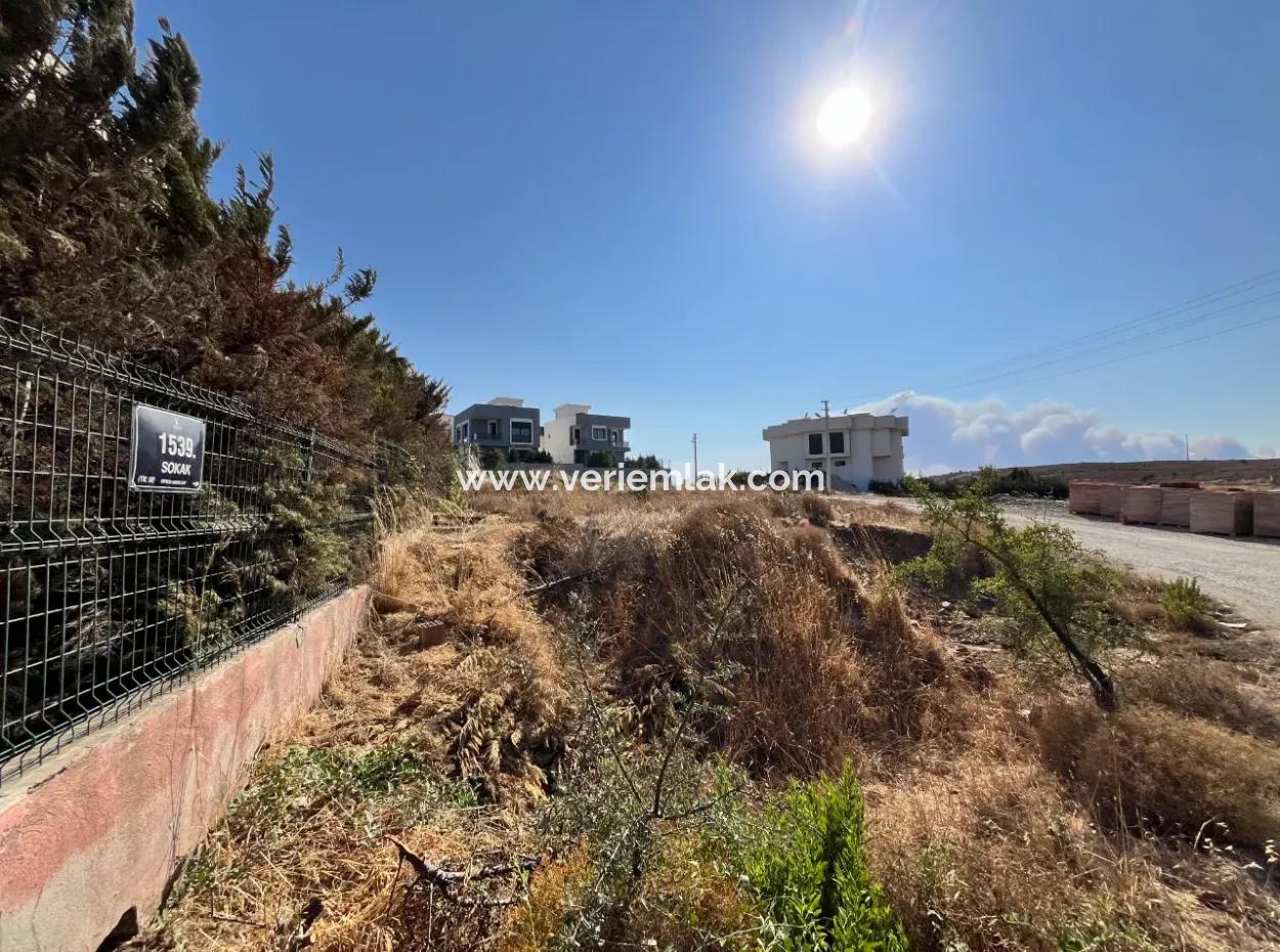 Seferihisar Akarca'da Mavi Bayraklı Plaja Yürüme Mesafesinde Köşe Parsel Satılık Arsa!