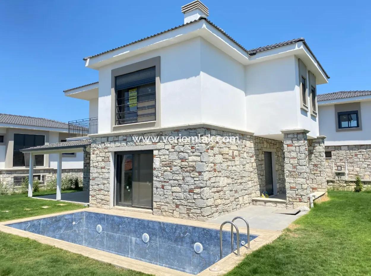 Seferihisar Akarca'da Havuzlu, Bahçeli Müstakil Satılık 4+1 Villa