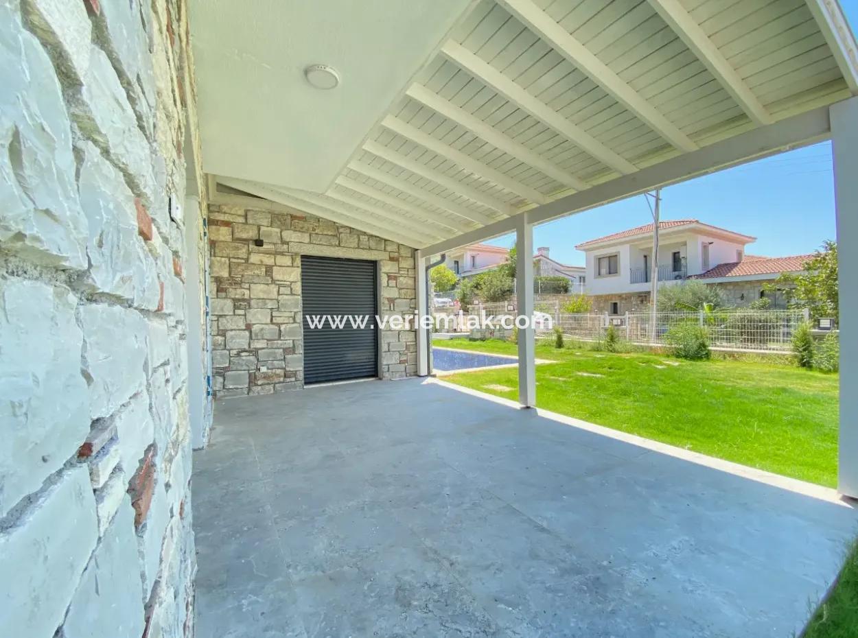 Seferihisar Akarca'da Havuzlu, Bahçeli Müstakil Satılık 4+1 Villa