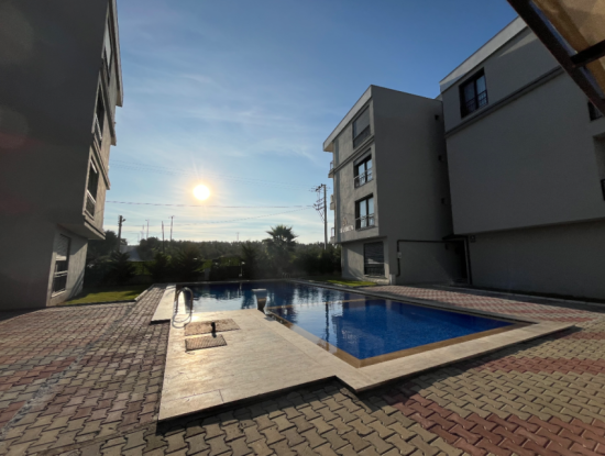 Seferihisar Camikebir – Gözsüzler Caddesinde Havuzlu Sitede Lüks Daire