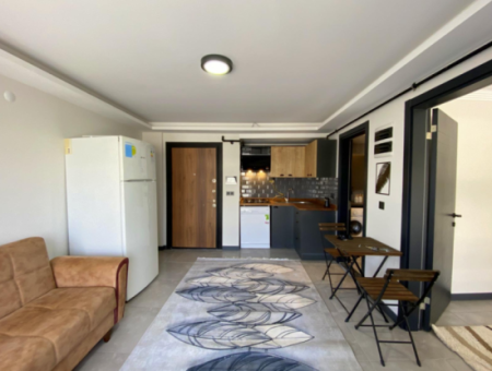 Seferihisar Camikebir Mahallesi Gözsüzler Caddesi'nde Havuzlu Site İçerisinde Eşyalı Kiralık 1+1 Daire