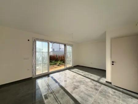 Akarca’da Plajlara Yakın Geniş Bahçeli Satılık Villa