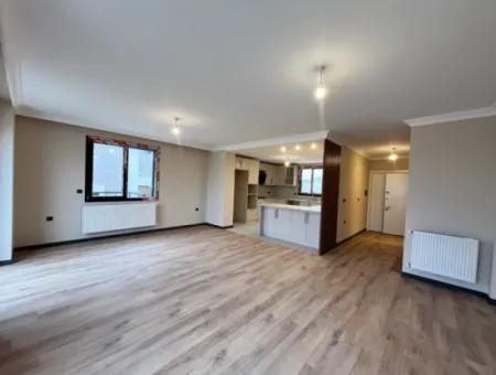 Seferihisar’da Müstakil Havuzlu, 5+2 Geniş Kullanımlı Kiralık Villa