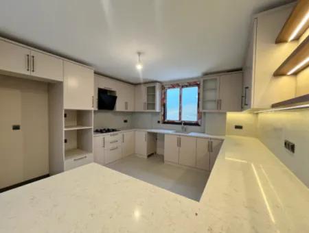 Seferihisar’da Müstakil Havuzlu, 5+2 Geniş Kullanımlı Kiralık Villa