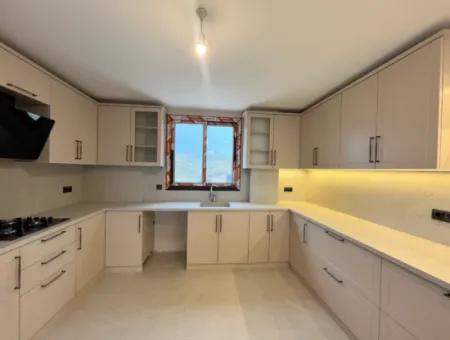 Seferihisar’da Müstakil Havuzlu, 5+2 Geniş Kullanımlı Kiralık Villa
